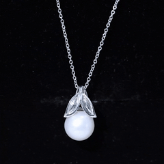 Freshwater Pearl Solitaire Pendant with Leaf
