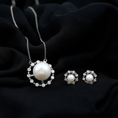 14 Carat Freshwater Pearl Halo Necklace and Earrings Set with Certificate