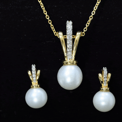 Natural Freshwater Pearl Drop Jewelry Set with Diamond