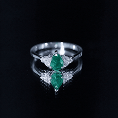 5X7mm AAA Quality Pear Shape Emerald Solitaire Engagement Ring with Diamond Trio
